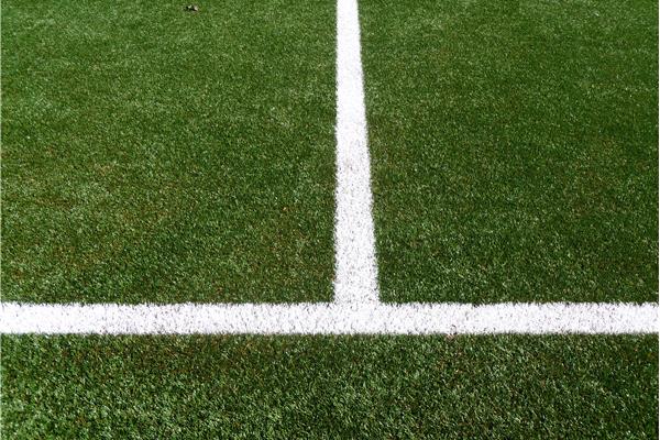 Aménagement premier terrain de football synthétique avec remplissage de liège en Belgique - Sportinfrabouw NV